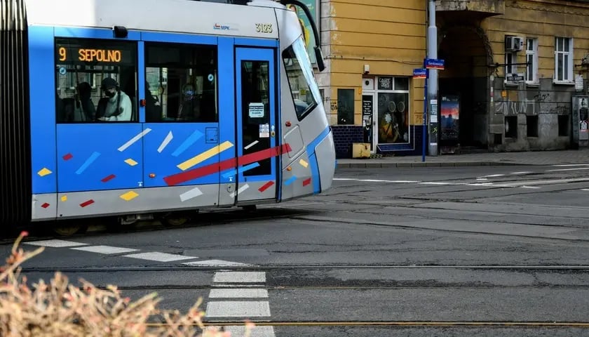 na zdjęciu tramwaj linii 9