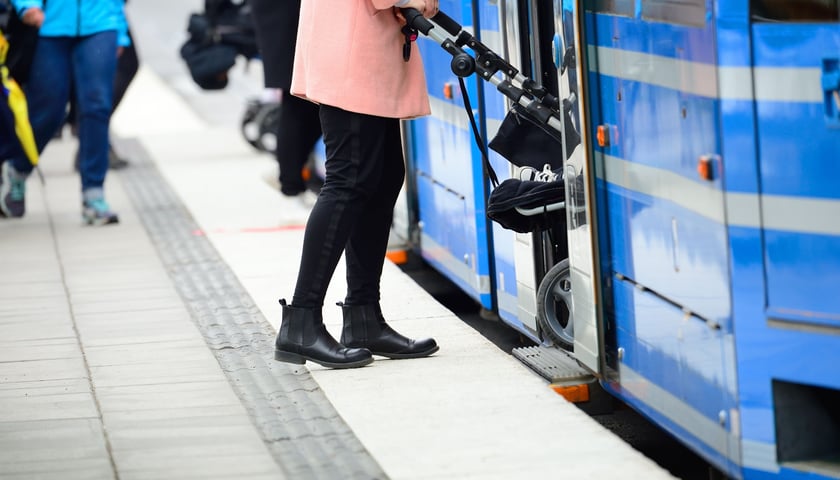 Na zdjęciu kobieta z wózkiem wsiadająca do tramwaju