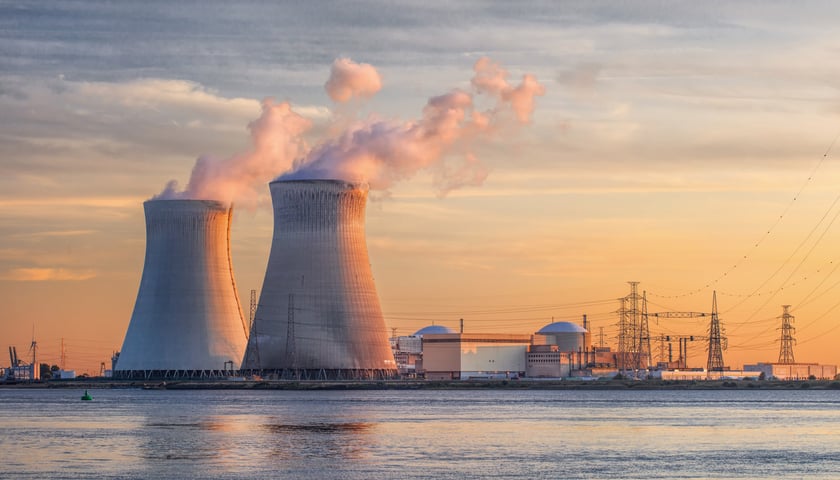 Na zdjęciu widok na elektrownię jądrową Doel, Port w Antwerpii, Belgia