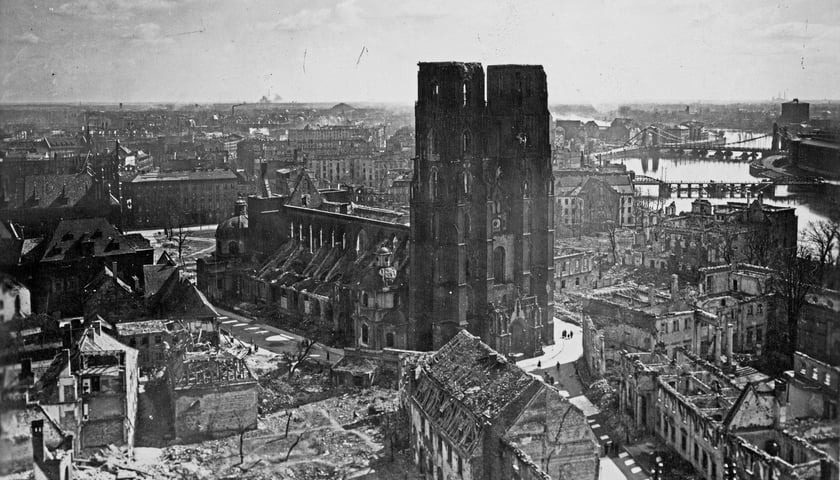 Zniszczone podczas wojny centrum Wrocławia, rok 1945. W środku Katedra im. Jana Chrzciciela
