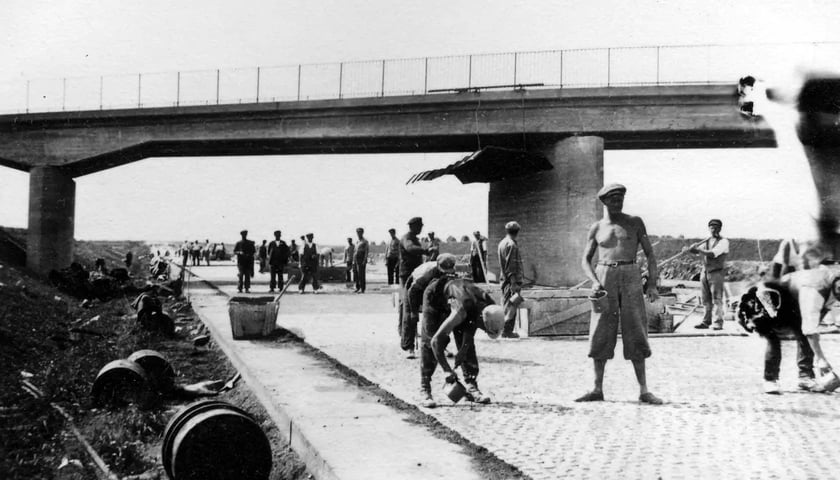 Na zdjęciu widać robotników na budowie autostrady A4. Druga połowa lat 30. XX wieku