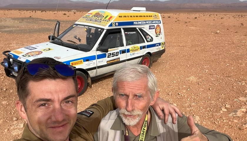 Na zdjęciu jadąca starym polonezem, byłą karetką pogotowia, wrocławska ekipa - Marek Prokopowicz (z lewej) i Julian Obrocki na Saharze.