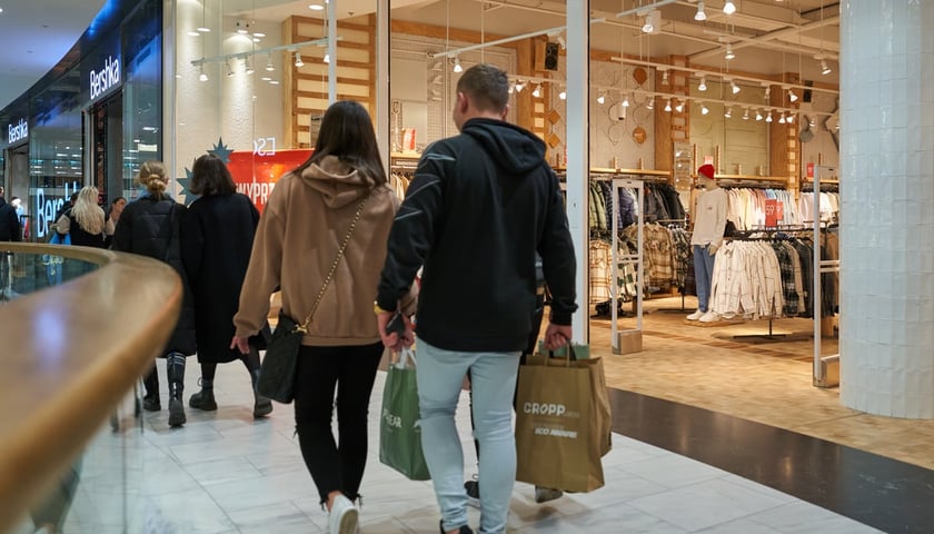 Na zdjęciu ludzie w centrum handlowym we Wrocławiu podczas okresu wyprzedażowego.