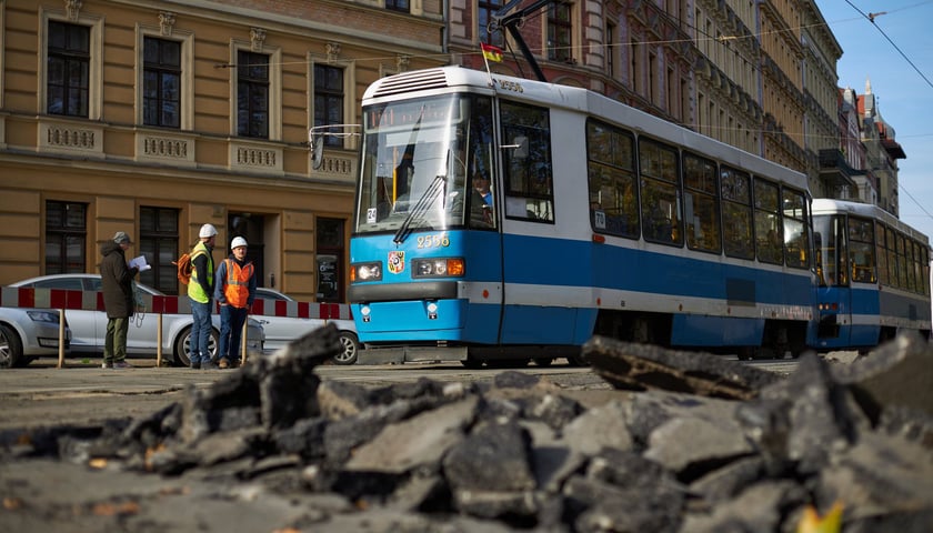 Na zdjęciu: robotnicy i tramwaj na remontowanej części placu Staszica we Wrocławiu