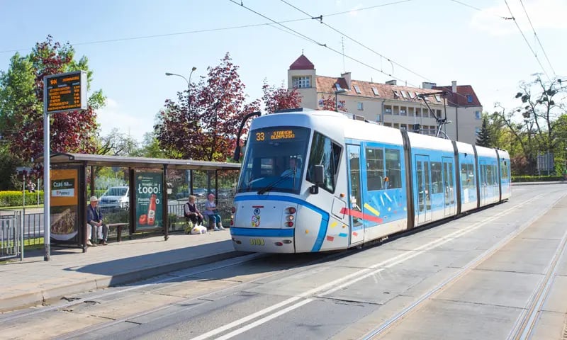 a zdjęciu tramwaj linii 33