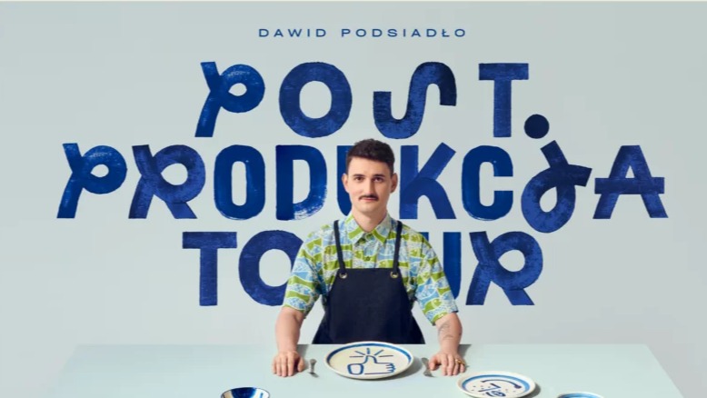 na zdjęciu Dawid Podsiadło na przy stole