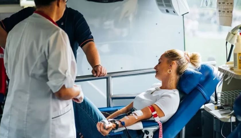 Na zdjęciu kobieta oddająca krew