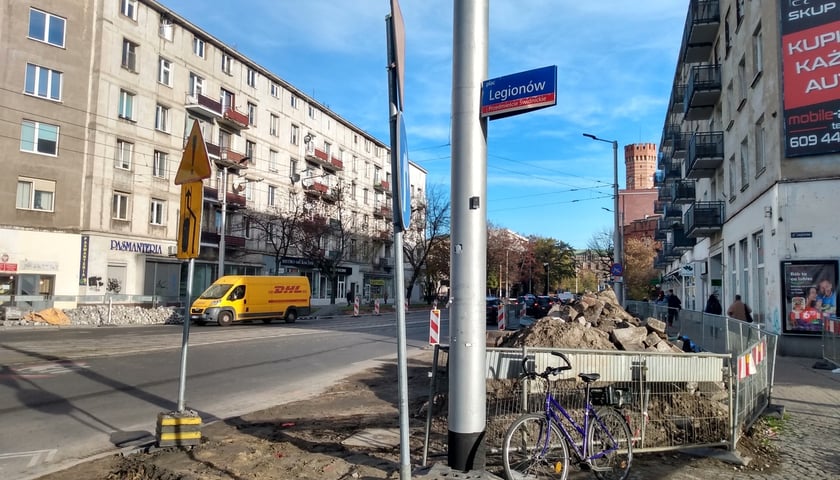 Na zdjęciu budowa drogi rowerowej wzdłuż ul. Sądowej, na odcinku od pl. Legionów do Promenady Staromiejskiej