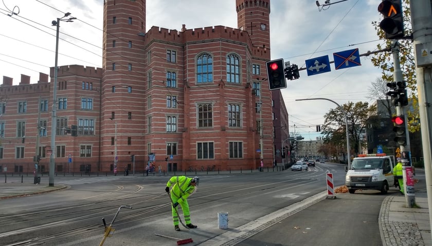 Na zdjęciu budowa drogi rowerowej wzdłuż ul. Sądowej, na odcinku od pl. Legionów do Promenady Staromiejskiej