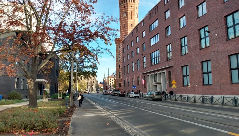 Na zdjęciu budowa drogi rowerowej wzdłuż ul. Sądowej, na odcinku od pl. Legionów do Promenady Staromiejskiej