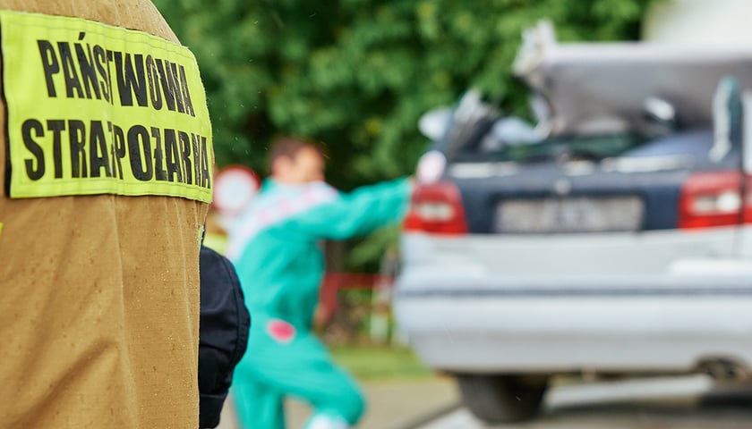 Na zdjęciu straż pożarna odholowuje samochód po wypadku
