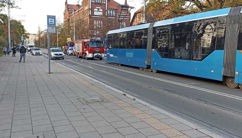 Na zdjęciu tramwaje stojące na ul. Nowowiejskiej i zatrzymany ruch, po potrąceniu pieszego przez tramwaj