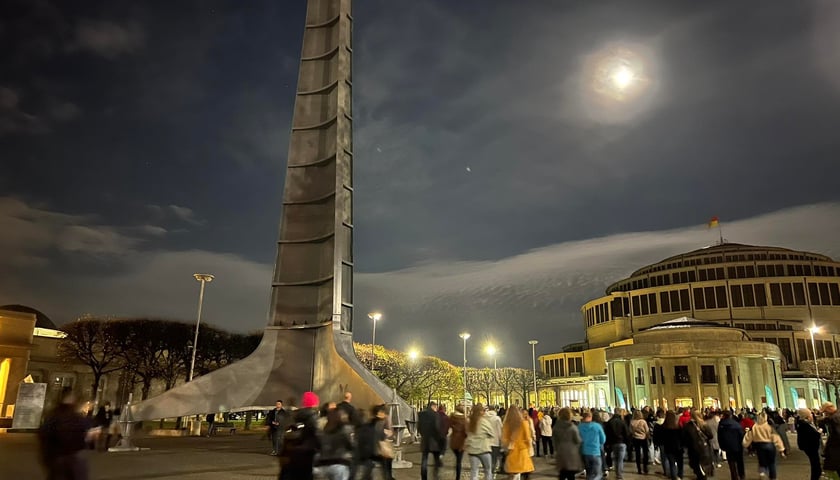 na zdjęciu ludzie idący do Hali Stulecia