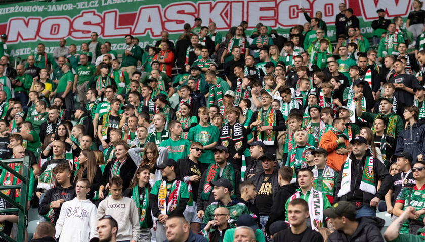 Na zdjęciu kibice piłkarskiego Śląska Wrocław na trybunach stadionu Tarczyński Arena