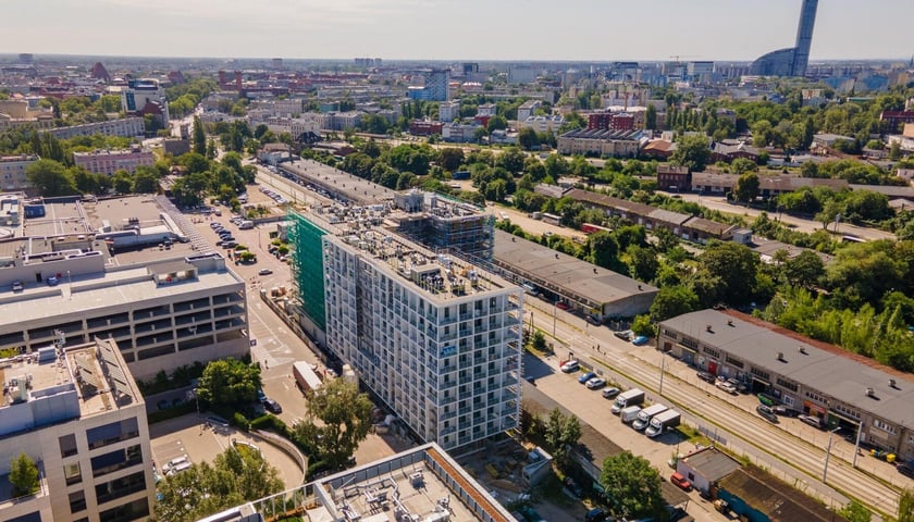 Na zdjęciu: widok z góry na budynek mieszkalny w budowie w okolicach centrum Domar przy ul. Braniborskiej