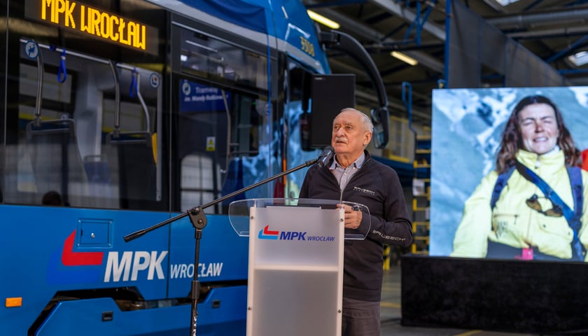 Na zdjęciu Krzysztof Wielicki przemawia podczas uroczystości nadania tramwajowi Moderus Gamma imienia Wandy Rutkiewicz.
