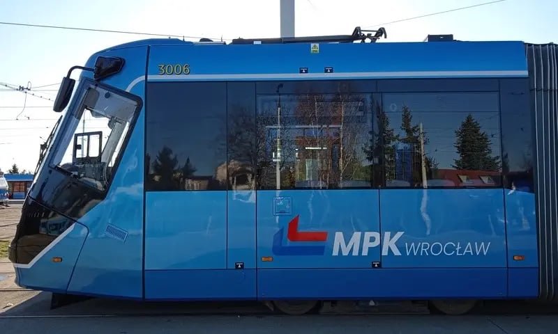 zdjęcie ilustracyjne, tramwaj stoi na torowisku bokiem