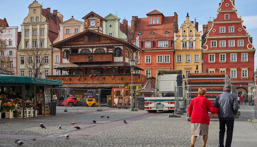 Na zdjęciu: para wrocławian i dom Ratusz na Solnym - przygotowania do Jarmarku Bożonarodzeniowego 2022 