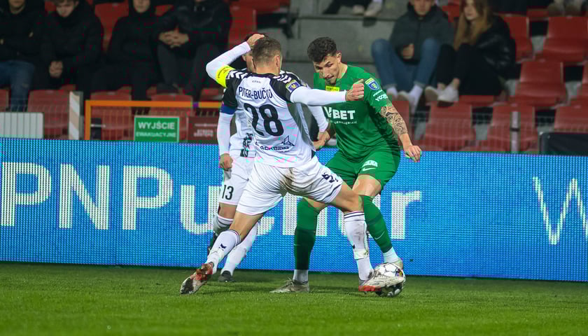 na zdjęciu piłkarze Śląska Wrocław i Sandecji podczas meczu 9 listopada