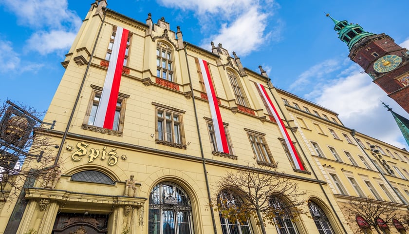 na zdjęciu wrocławski Ratusz w biało-czerwonych flagach na Dzień Niepodległości