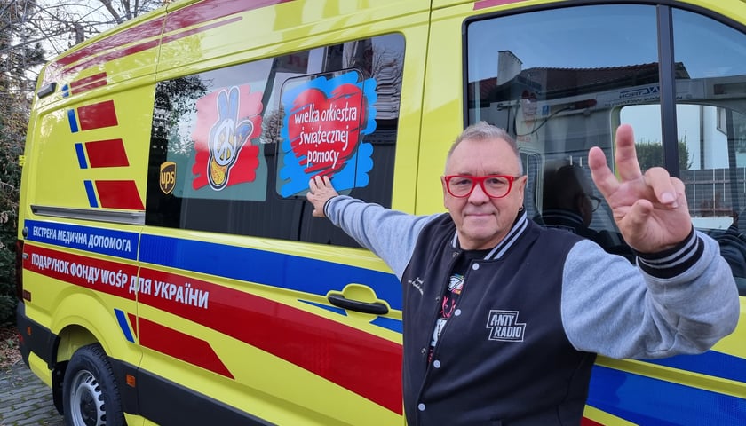 Na zdjęciu Jerzy Owsiak i karetka dla medyków z Charkowa