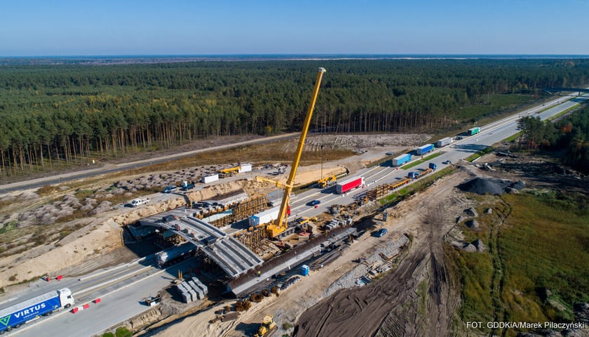Na zdjęciu z lotu ptaka prace przy przebudowie drogi krajowej DK18 w autostradę A18