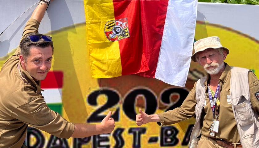 Na zdjęciu załoga (Marek Prokopowicz, z lewej i Julian Obrocki) jadąca polonezem, na mecie rajdu Budapeszt - Bamako. W rękach trzymają wygięty kij z flagami Wrocławia i Polski