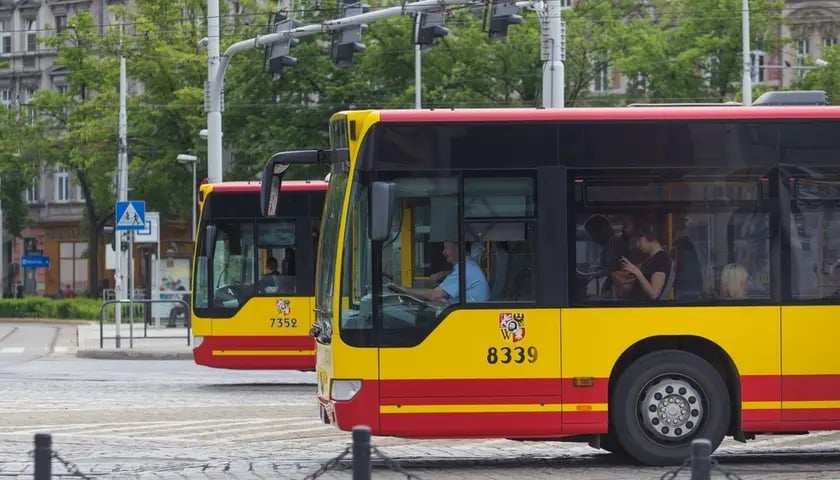 autobusy MPK Wrocław stojące bokiem