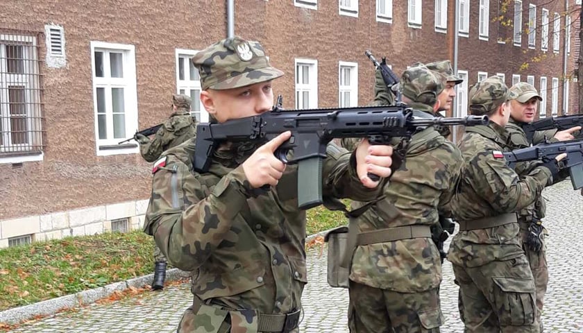 Na zdjęciu Krzysztof Kawa. Uczeń wrocławskiego technikum marzy o służbie w WOT
