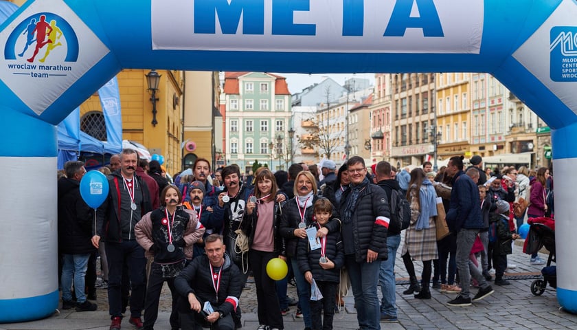 na zdjęciu uczestnicy WroWalk Marathonu na mecie, z medalami