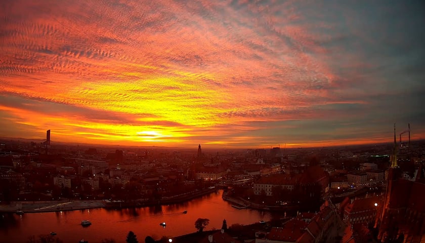 pomarańczowy zachód słońca nad Wrocławiem. Niebo zalały odcienie różu, pomarańczu i czerwieni. Pod naszym postem ma Facebooku czytelnicy zostawili mnóstwo przepięknych zdjęć