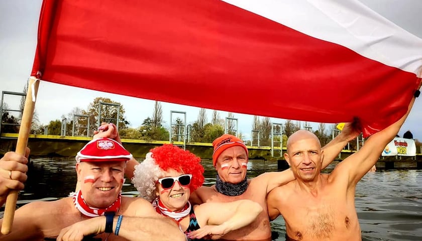 Morsy z Wrocławia (na zdjęciu) uczciły Święto Niepodległości uroczystą kąpielą w Morskim Oku. Było bardzo uroczyście