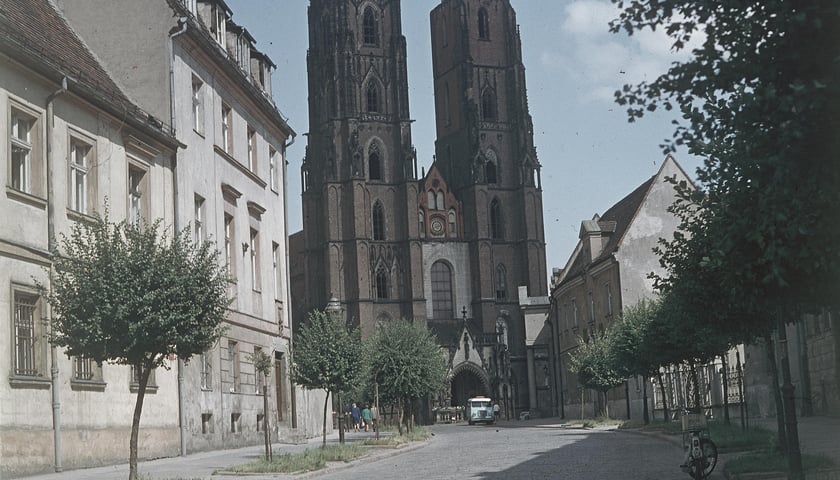 Na zdjęciu widać Wrocław. Rok 1968. Ostrów Tumski - widok na katedrę