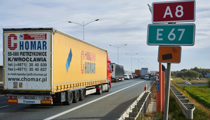 na zdjęciu ilustracyjny ciężarówki w korku na drodze A8