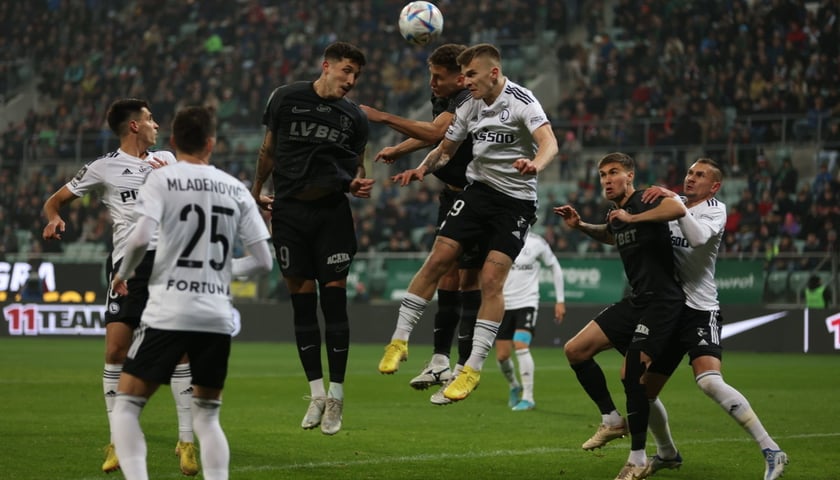 Na zdjęciu piłkarze Śląska podczas meczu z Legią, 13 listopada, na stadionie Tarczyński Arena. 