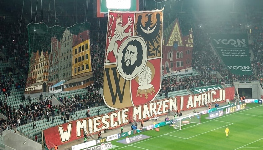Na zdjęciu efektowna oprawa kibiców Śląska z okazji 75-lecia wrocławskiego klubu