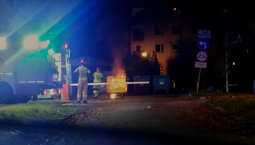 Na zdjęciu pożar kontenera na śmieci przy ulicy Dembowskiego, 10 listopada 2022.