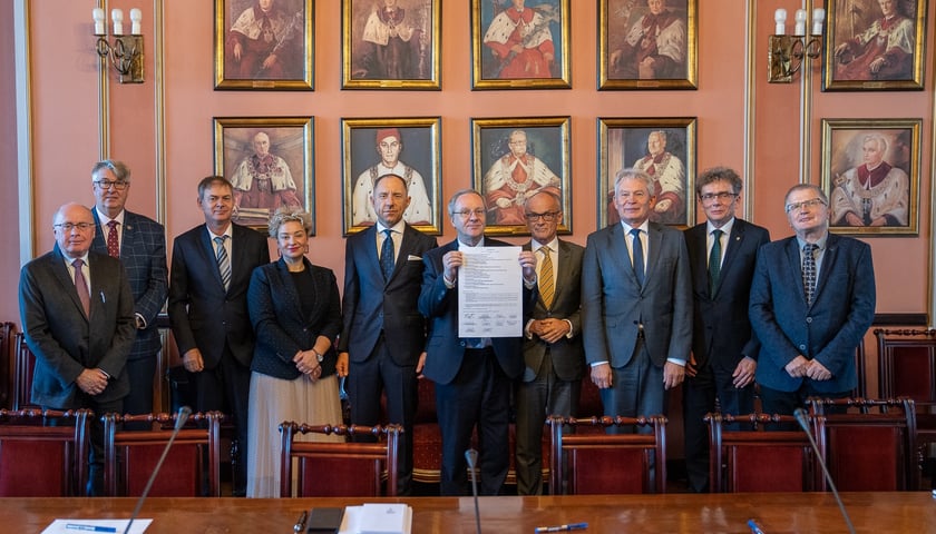 Na zdjęciu przedstawicielka i przedstawiciele uczelni Wrocławia i Opola po podpisaniu listu intencyjnego w sprawie powołania Międzyuczelnianej Grupy Zielona Energia