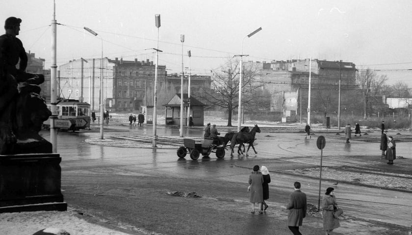 Plac Jana Pawła II czyli ówczesny 1 Maja, przez którego środek jedzie wóz konny