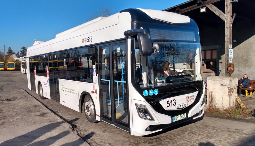 Na zdjęciu testowany autobus elektryczny marki Ikarus