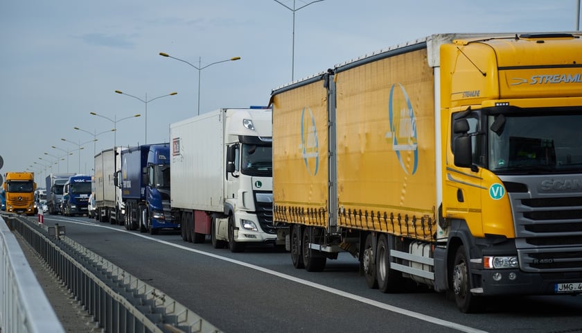 Na zdjęciu samochody ciężarowe w korku na trasie szybkiego ruchu