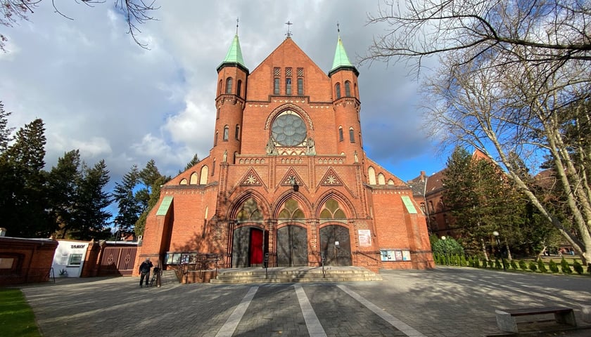 Na zdjęciu budynek kościoła i klasztoru franciszkanów na Karłowicach we Wrocławiu