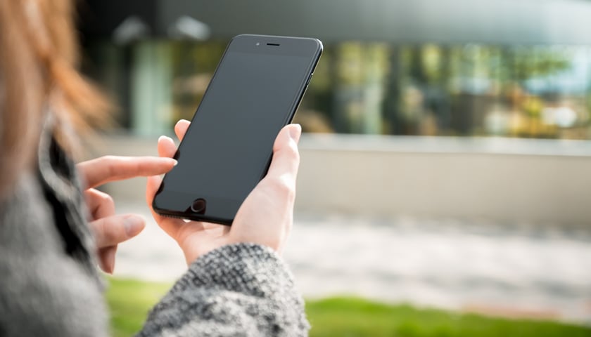 Na zdjęciu smartfon, zdjęcie ilustracyjne