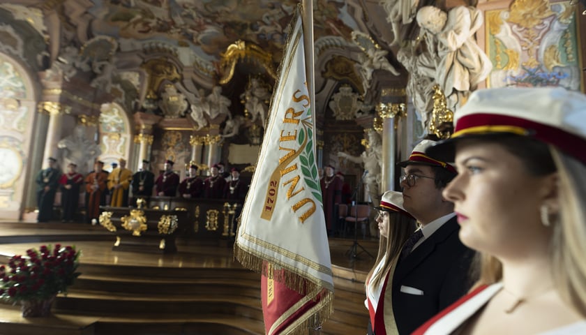 Na zdjęciu poczet sztandarowy Uniwersytetu Wrocławskiego podczas uroczystości święta Uniwersytetu Wrocławskiego