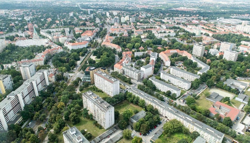 Na zdjęciu panorama Wrocławia. Bloki na Krzykach