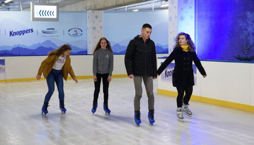 Na zdjęciu: łyżwiarze na lodowisku Tarczyński Arena