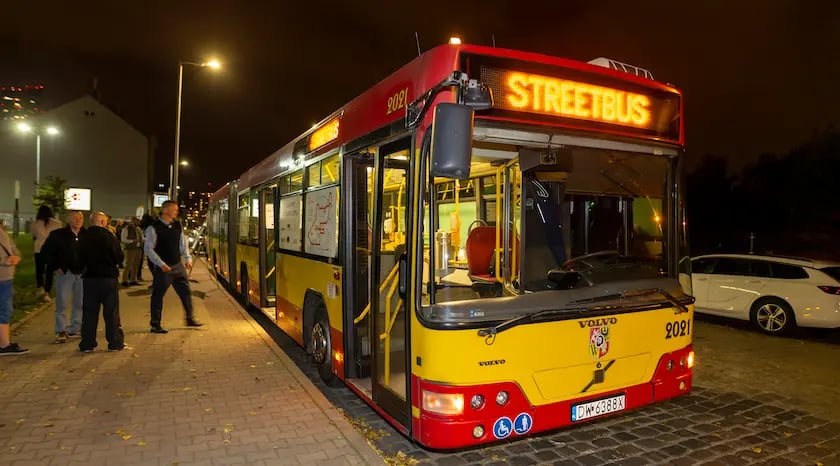На фото на зупинці стоїть Streetbus - автобус, в якому взимку дають гаряче харчують бездомних і малозабезпечених