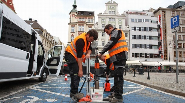 Ułatwienia w parkowaniu dla aut osób z niepełnosprawnościami i autokarów turystycznych