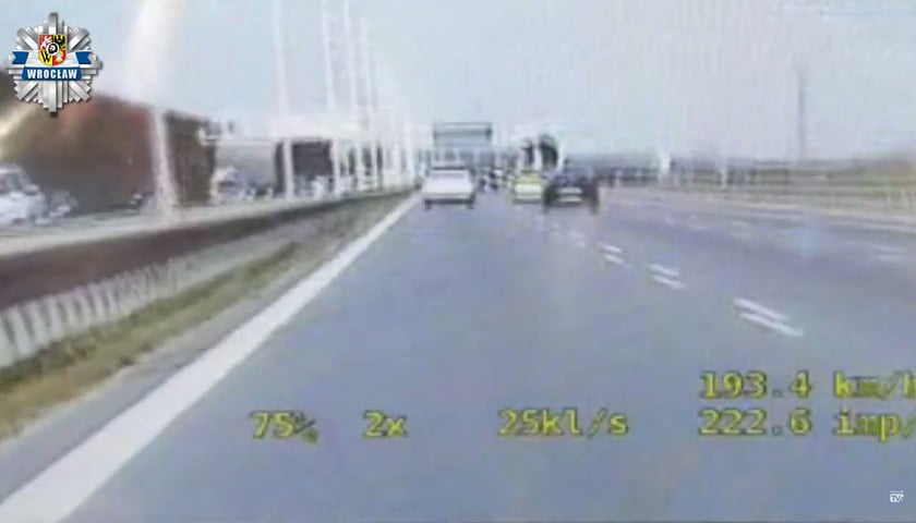 Na zdjęciu kadr z nagrania wideo przedstawiający pędzący po AOW samochód