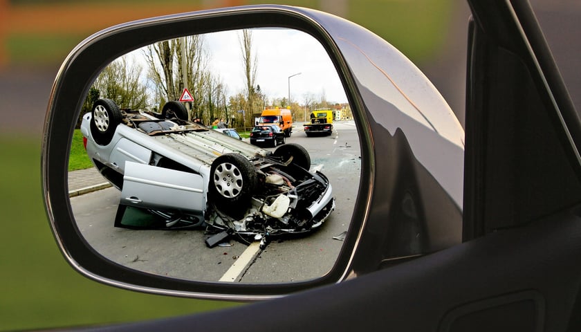W ubiegłym roku pijani kierowcy spowodowali 1 602 wypadków, w których zginęło 212 osób, a rannych zostało 1 917 osób. Na zdjęciu widać auto po wypadku 